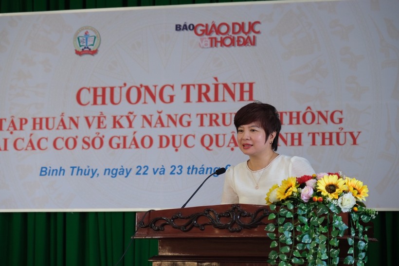 Nhà báo Dương Thanh Hương, Phó Tổng biên tập Báo GD&TĐ phát biểu khai mạc tập huấn. 