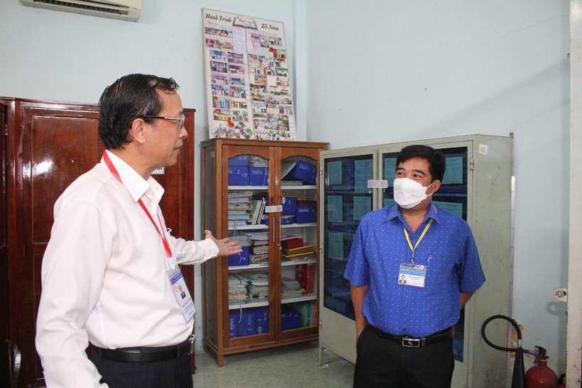 Thứ trưởng Bộ GD&ĐT Phạm Ngọc Thưởng (bên trái) kiểm tra tại Trường THPT Vĩnh Long.