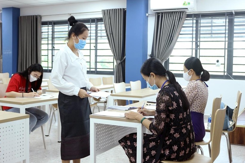 Thí sinh thi đánh giá năng lực tiếng Việt cho người nước ngoài tại Trường ĐH Cửu Long.