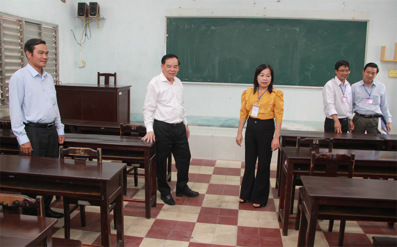 Chủ tịch UBND tỉnh Trần Ngọc Tam kiểm tra cơ sở vật chất tại Trường THPT Nguyễn Đình Chiểu. Ảnh: Trương Hùng.