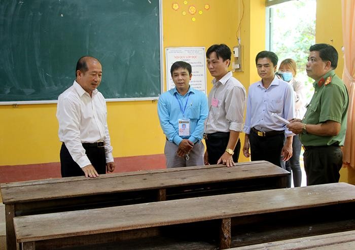 Phó Chủ tịch UBND tỉnh Đoàn Tấn Bửu kiểm tra phòng thi tại Trường THPT Hồng Ngự 2. Ảnh: V. Tiến.