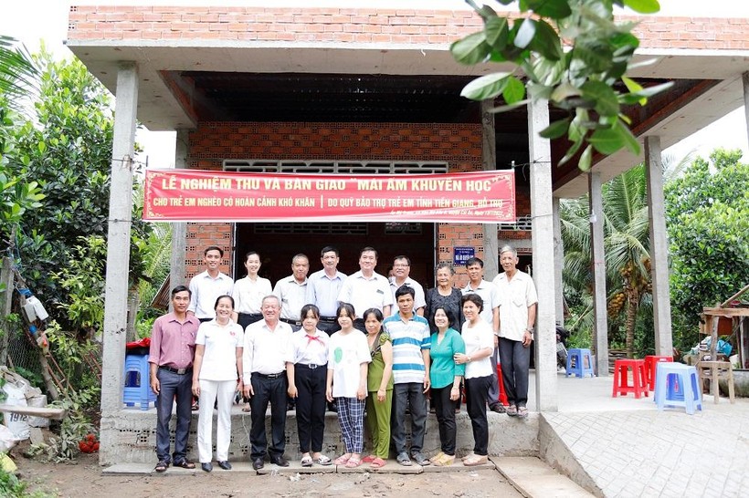Trao Mái ấm khuyến học cho em Nguyễn Thị Thanh Thư.