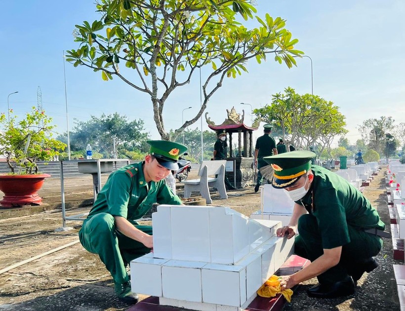 Tuổi trẻ Bộ đội biên phòng tỉnh Kiên Giang tổ chức dọn dẹp, chỉnh trang, thay hoa, vệ sinh các ngôi mộ ở Nghĩa trang liệt sĩ tỉnh.