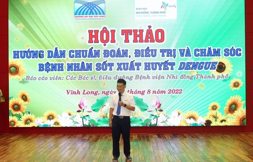 BS CKII Nguyễn Trần Nam, Phó GĐ Bệnh viện Nhi Đồng TPHCM hướng dẫn chẩn đoán và chăm sóc bệnh nhân sốt xuất huyết.