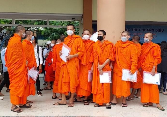 Thí sinh dân tộc Khmer trong bộ trang phục truyền thống đến điểm thi.