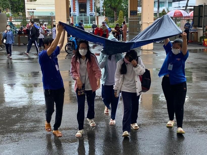 Thí sinh Tiền Giang đến điểm thi trong cơn mưa.