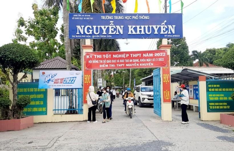 Các thí sinh điểm thi Trường THPT Nguyễn Khuyến (huyện Thoại Sơn, An Giang) đội nắng đến điểm thi làm thủ tục dự thi.