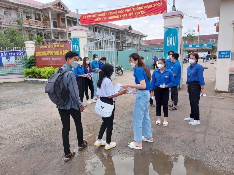 Thanh niên tình nguyện trao quà cho thí sinh tại điểm thi THPT Mỹ Xuyên (Sóc Trăng).