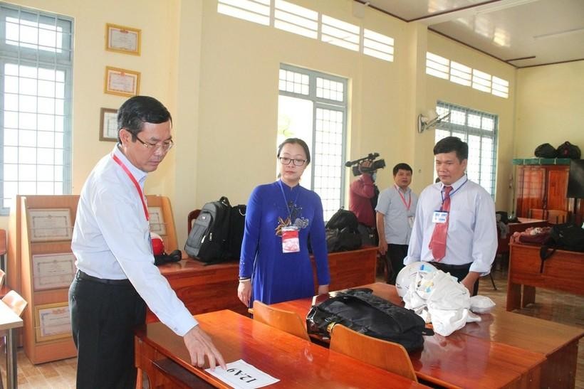 Thứ trưởng Nguyễn Văn Phúc kiểm tra nơi giữ đồ của thí sinh tại điểm thi Trường THPT Võ Văn Kiệt.