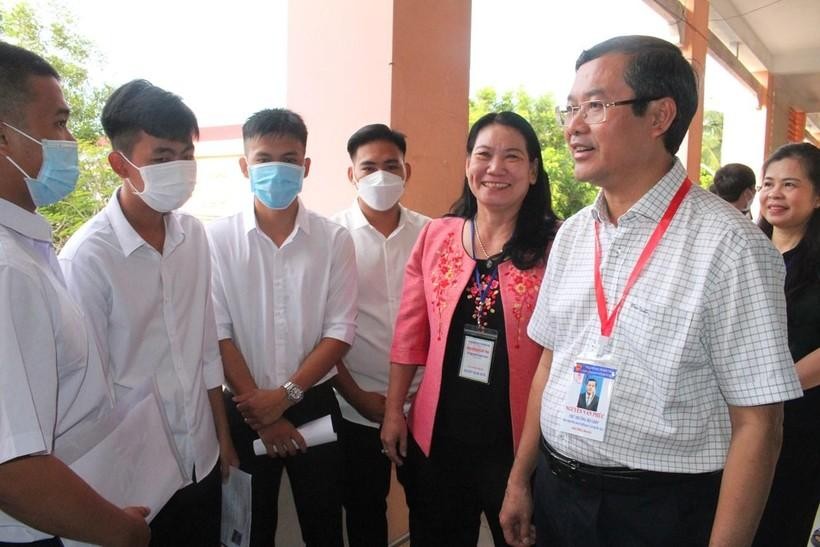 Thứ trưởng Nguyễn Văn Phúc động viên thí sinh tại điểm thi THPT Lạc Long Quân (Bến Tre).