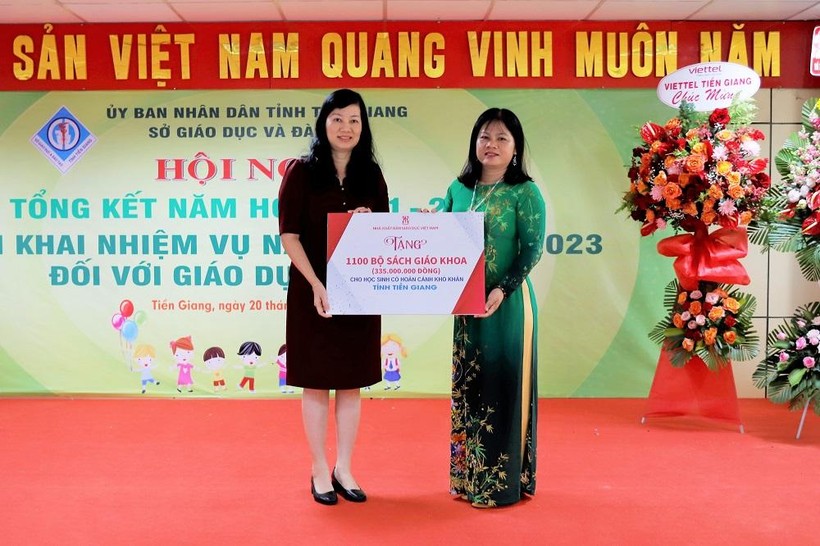 Phó Giám đốc Sở GD&ĐT Tiền Giang Huỳnh Thị Phượng (phải) nhận quà tượng trưng từ đại diện NXB Giáo dục Việt Nam.