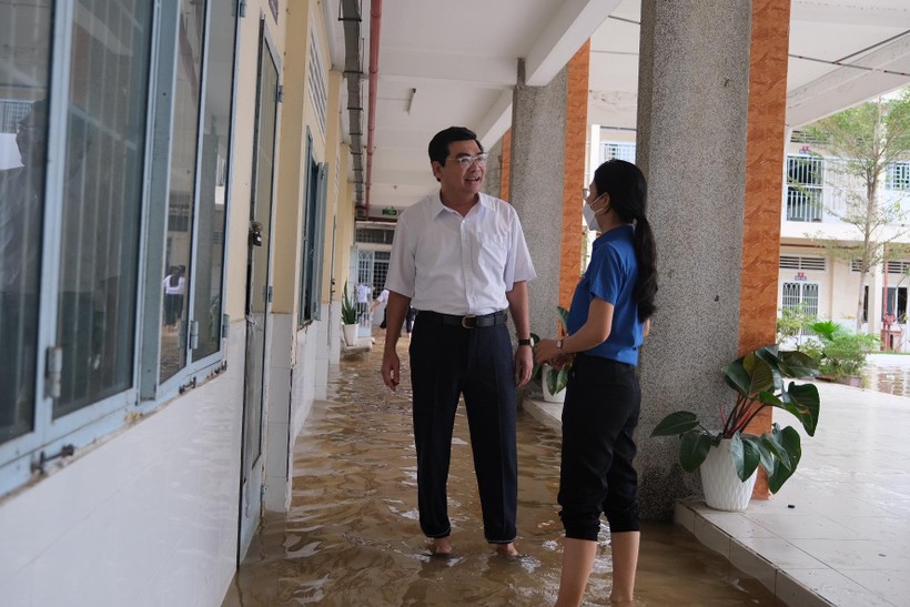 Ông Trần Thanh Bình, Giám đốc Sở GD&ĐT TP Cần Thơ thăm điểm trường bị ngập nước sáng 10/10.