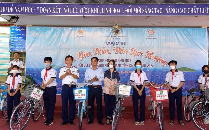 Hải đoàn 42, Bộ Tư lệnh Vùng Cảnh sát biển 4 trao xe đạp, quà cho học sinh hoàn cảnh khó khăn vươn lên học giỏi tại Cà Mau.