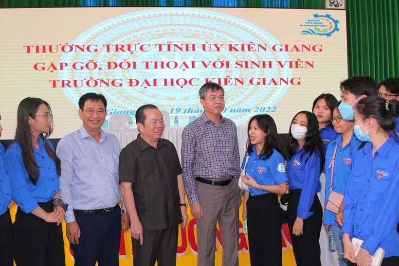 Lãnh đạo tỉnh Kiên Giang trao đổi với sinh viên .