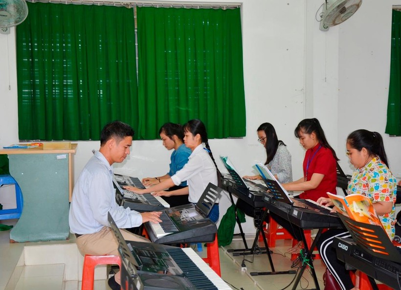 Sinh viên ngành Sư phạm Âm nhạc Trường ĐH Đồng Tháp trong giờ thực hành.