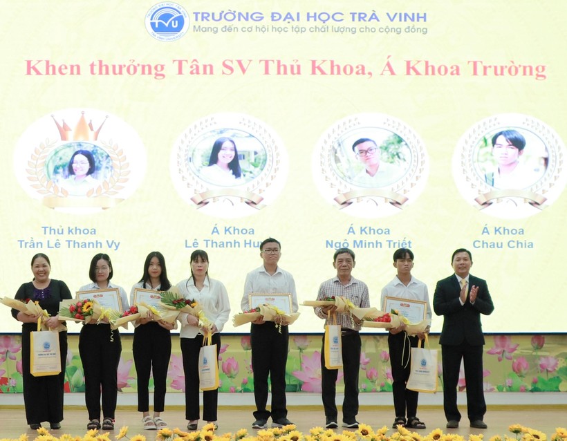 Trần Lê Thanh Vy (thứ 2 từ trái qua) được Trường ĐH Trà Vinh tuyên dương thủ khoa.