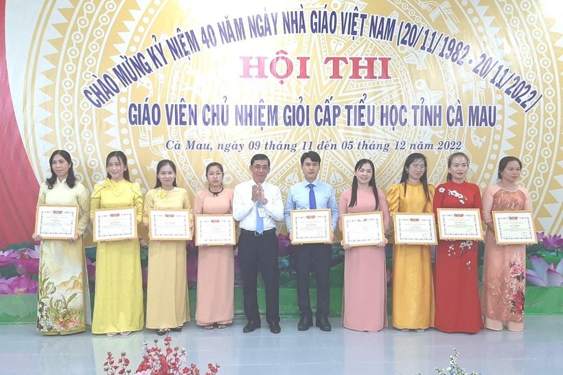 Phó Giám đốc Sở GD&ĐT Cà Mau Lê Hoàng Dự trao giấy khen cho thí sinh.
