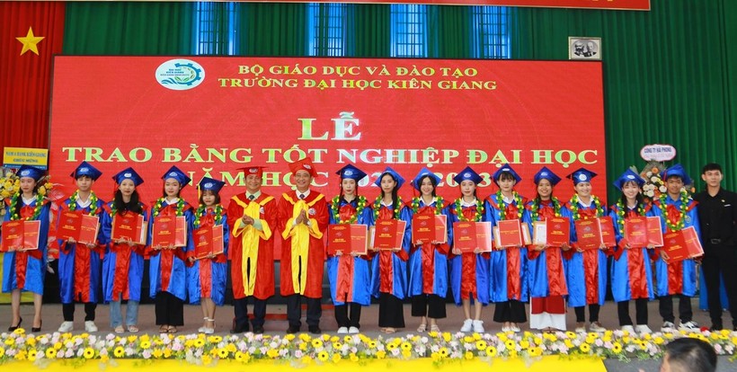 Lãnh đạo Trường ĐH Kiên Giang trao bằng tốt nghiệp cho tân cử nhân xếp loại giỏi.