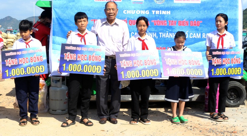 Trường ĐH Cửu Long tặng học bổng cho học sinh nghèo hiếu học vùng biển đảo.