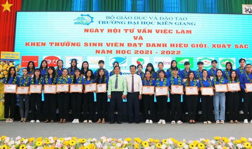 Lãnh đạo Trường ĐH Kiên Giang trao giấy khen cho sinh viên đạt danh hiệu xuất sắc.