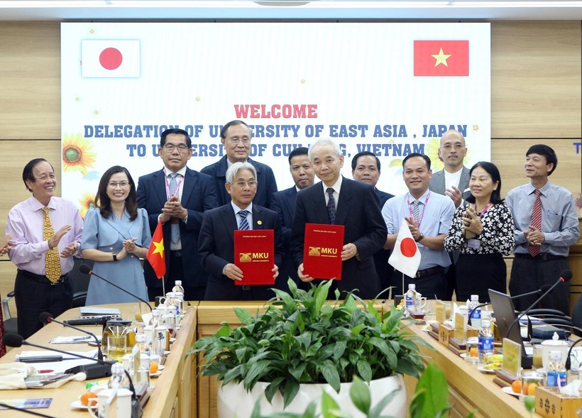 Lãnh đạo Trường ĐH East Asia và Trường ĐH Cửu Long ký kết biên bản hợp tác. 