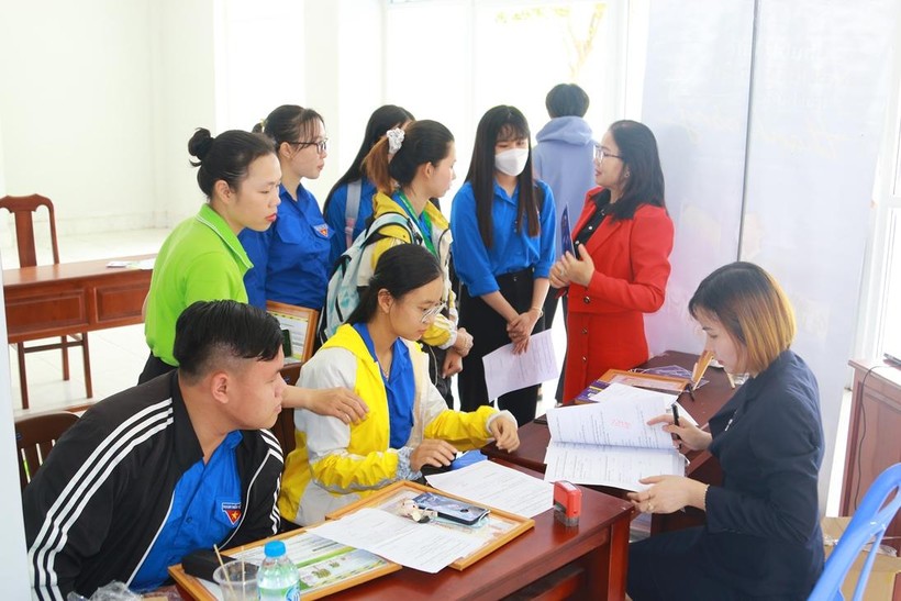 Sinh viên Trường ĐH Kiên Giang tham gia Ngày hội tư vấn việc làm năm 2022.