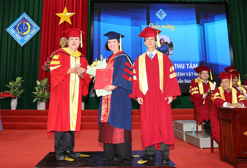 GS.TS Hà Thanh Toàn, Hiệu trưởng Trường ĐH Cần Thơ (trái) trao bằng tốt nghiệp cho các tân tiến sĩ.