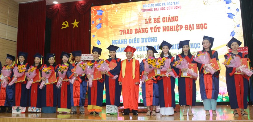 PGS.TS Lương Minh Cừ, Bí thư Đảng ủy, Hiệu trưởng Trường ĐH Cửu Long trao giấy khen và bằng tốt nghiệp cho tân cử nhân.