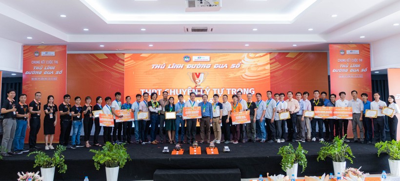 Ban Tổ chức trao giải cho các đội tham gia Cuộc thi Thủ lĩnh đường đua số.