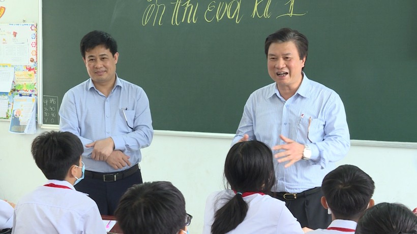 Thứ trưởng Nguyễn Hữu Độ thăm lớp học tại Trường THCS-THPT Võ Văn Kiệt (Kiên Giang).