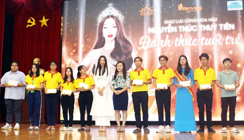 Hoa hậu Thùy Tiên và TS Đặng Thị Ngọc Lan - Phó Hiệu trưởng Trường ĐH Cửu Long trao học bổng cho sinh viên.