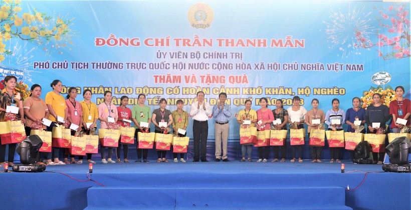 Phó Chủ tịch Thường trực Quốc hội Trần Thanh Mẫn tặng quà gia đình chính sách, người nghèo, lao động khó khăn.