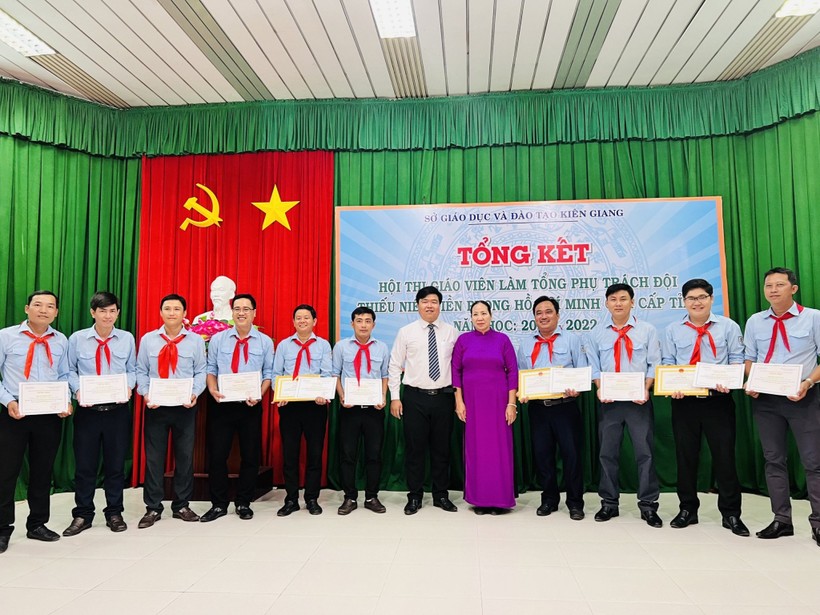Thầy Nguyễn Chí Đại (thứ 3 bên phải) nhận giấy khen Hội thi tổng phụ trách giỏi.