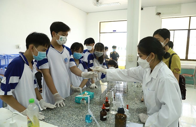 Học sinh thực tế phòng thí nghiệm Trường ĐH Trà Vinh.
