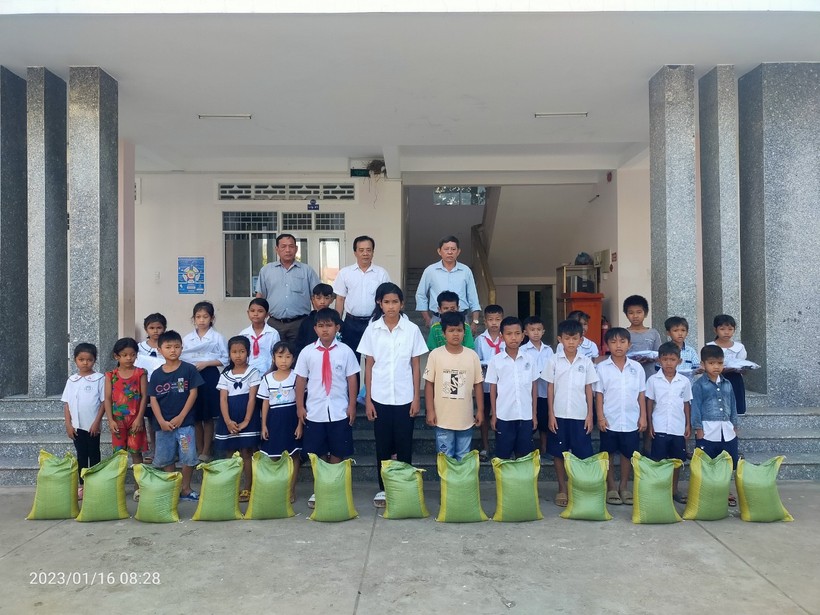 Trường TH Hàm Giang B tặng áo xuân và gạo cho học sinh hoàn cảnh khó khăn trước thềm Tết Nguyên đán Quý Mão.