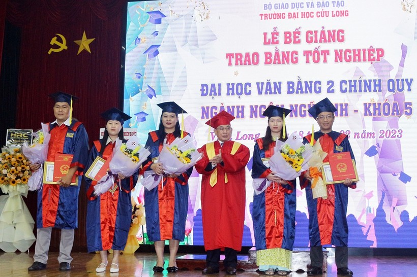 PGS.TS Lương Minh Cừ, Bí thư Đảng ủy, Hiệu trưởng Trường ĐH Cửu Long trao bằng tốt nghiệp cho tân cử nhân.