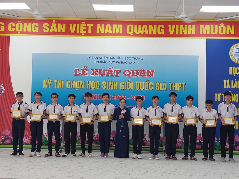 Bà Huỳnh Thị Diễm Ngọc, Phó Chủ tịch UBND tỉnh Sóc Trăng chúc mừng các học sinh trong đội tuyển.