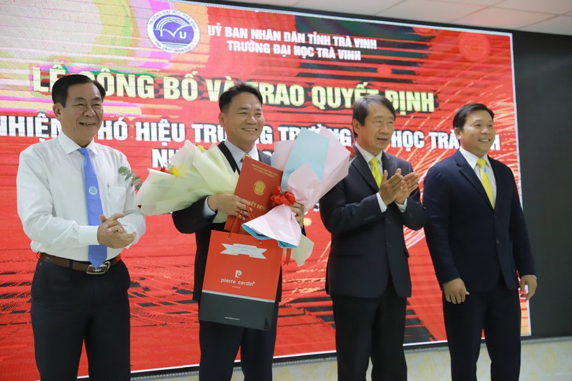 Trao quyết định của Chủ tịch Hội đồng trường bổ nhiệm chức danh phó hiệu trưởng cho TS Phan Quốc Nghĩa.