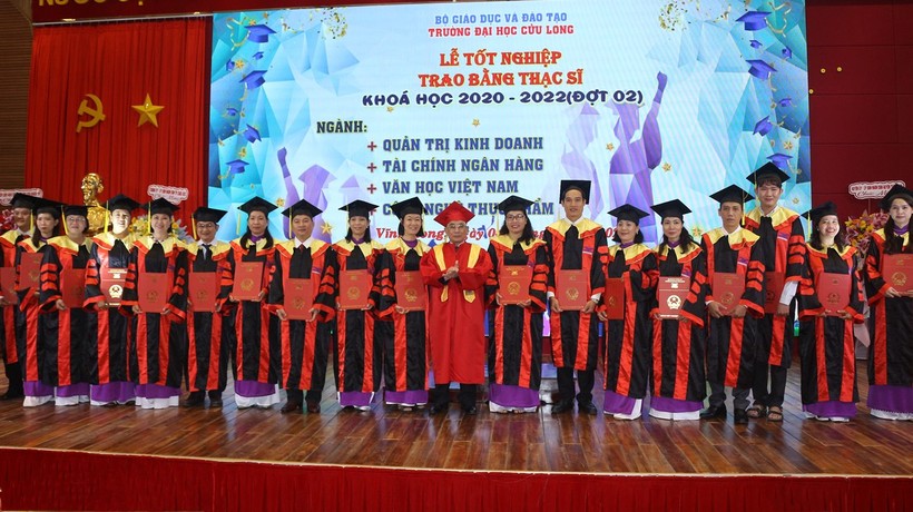PGS TS Lương Minh Cừ, Bí thư Đảng ủy, Hiệu trưởng Trường ĐH Cửu Long trao bằng tốt nghiệp cho tân thạc sĩ.