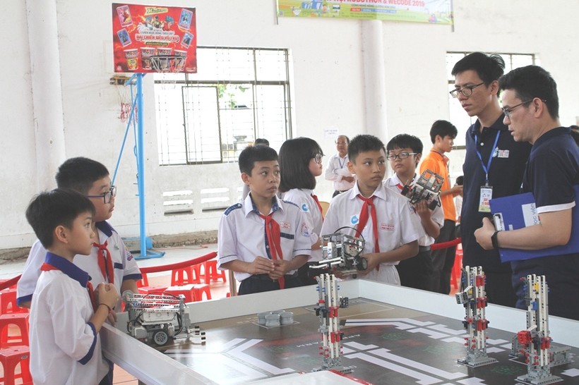 Học sinh tiểu học TP Cần Thơ giao lưu sáng tạo robot. 