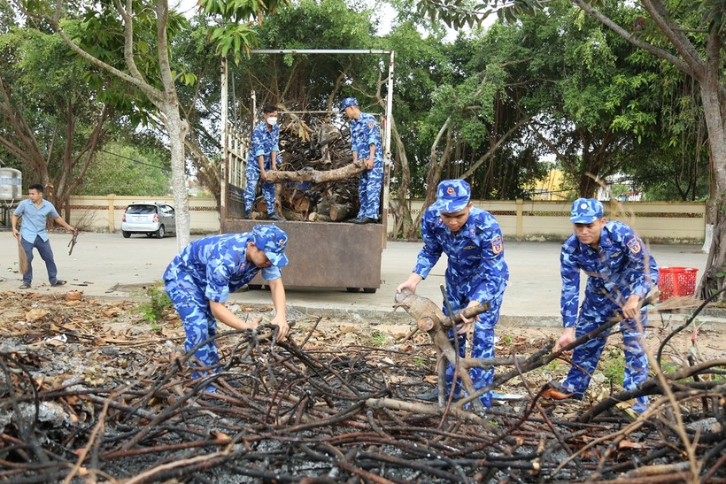 Đoàn viên thanh niên Bộ Tư lệnh Vùng Cảnh sát biển 4 phối hợp với các tổ chức đoàn thể, lực lượng vũ trang trên địa bàn phát quang xung quanh khu di tích.