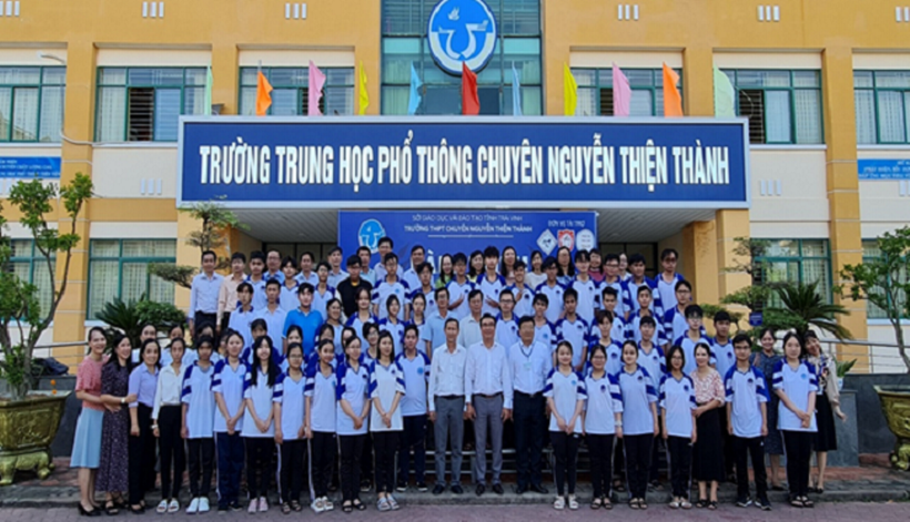 Đội tuyển học sinh giỏi quốc gia chụp ảnh lưu niệm với Lãnh đạo Sở GD&ĐT, thầy cô tham gia bồi dưỡng đội tuyển.