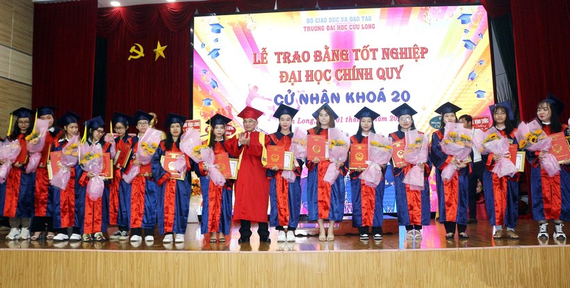 PGS.TS Lương Minh Cừ - Hiệu trưởng Trường Đại học Cửu Long trao giấy khen và bằng tốt nghiệp cho tân cử nhân tốt nghiệp xuất sắc.