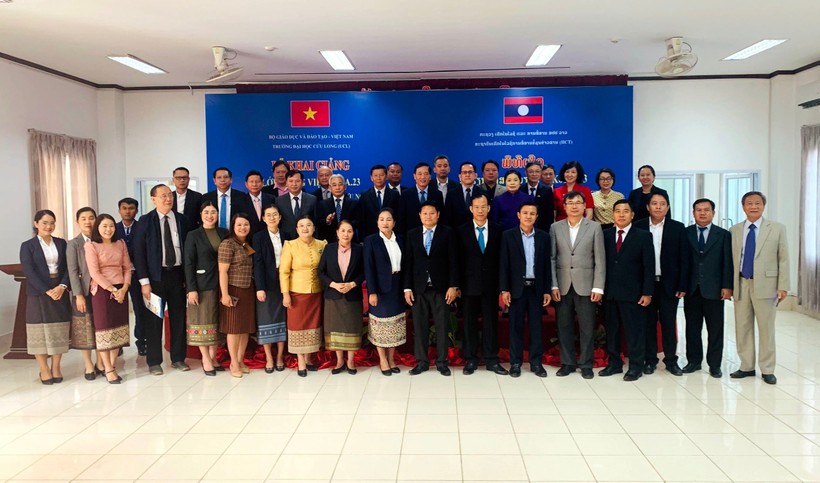 Các đại biểu tham dự khai giảng lớp học tiếng Việt tại Trung tâm đào tạo tiếng Việt Hữu nghị UCL- IICT, Thủ đô Vientiane.