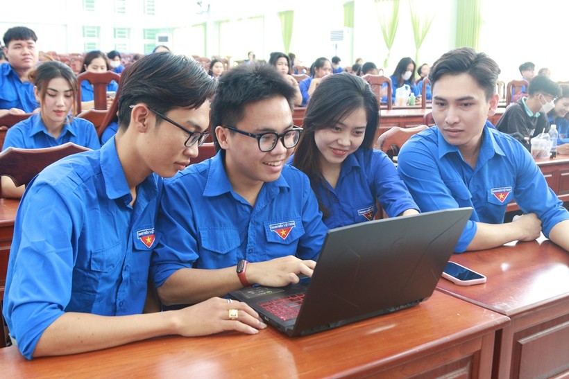 Đoàn viên, thanh niên Trường ĐH Kiên Giang áp dụng công nghệ trong học tập và thực hiện công tác Đoàn.