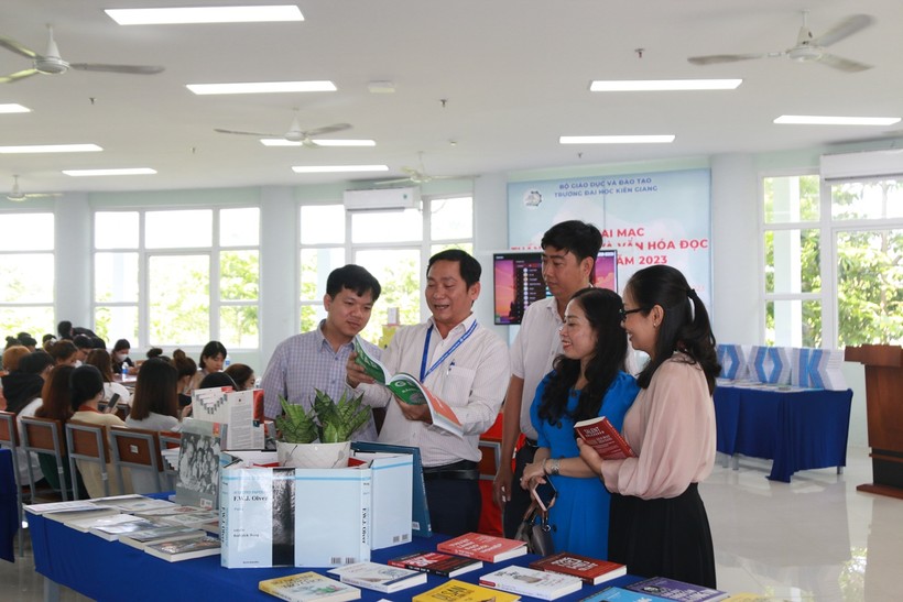 Viên chức, giảng viên, sinh viên đọc sách tại Trung tâm Thông tin và Thư viện Trường ĐH Kiên Giang.