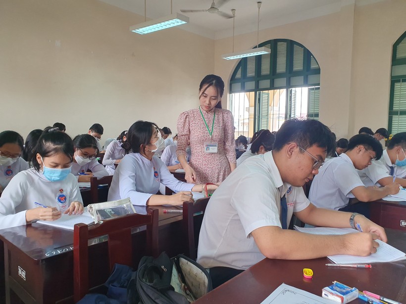 Cô, trò lớp 12 Trường THPT Nguyễn Đình Chiểu (Tiền Giang) trong giờ học.
