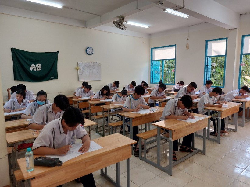 Học sinh lớp 12 tỉnh Sóc Trăng tham gia kỳ thi khảo sát cuối cấp.
