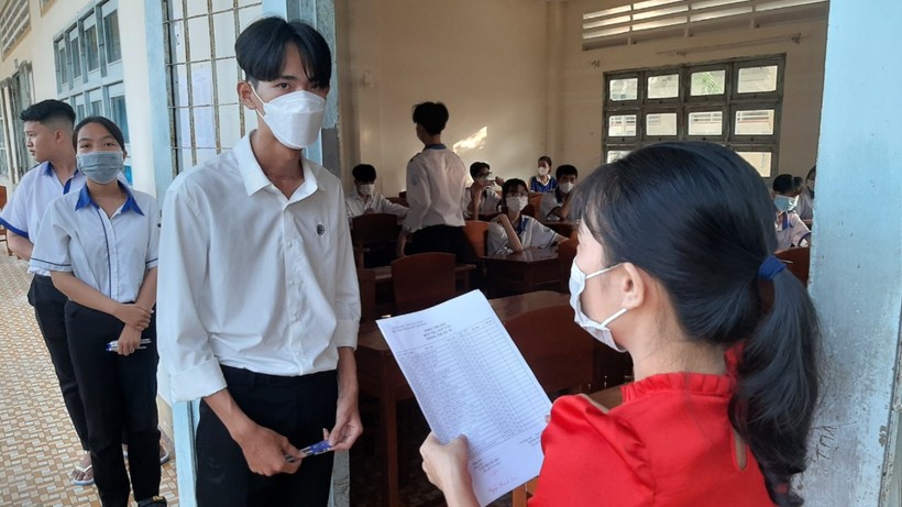 Học sinh lớp 12 tỉnh Cà Mau làm thủ tục dự thi thử tốt nghiệp THPT năm 2023.