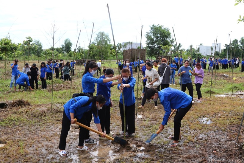 Đoàn viên, thanh niên Trường ĐH Kiên Giang tham gia trồng tre “Vì miền Tây bền vững”.